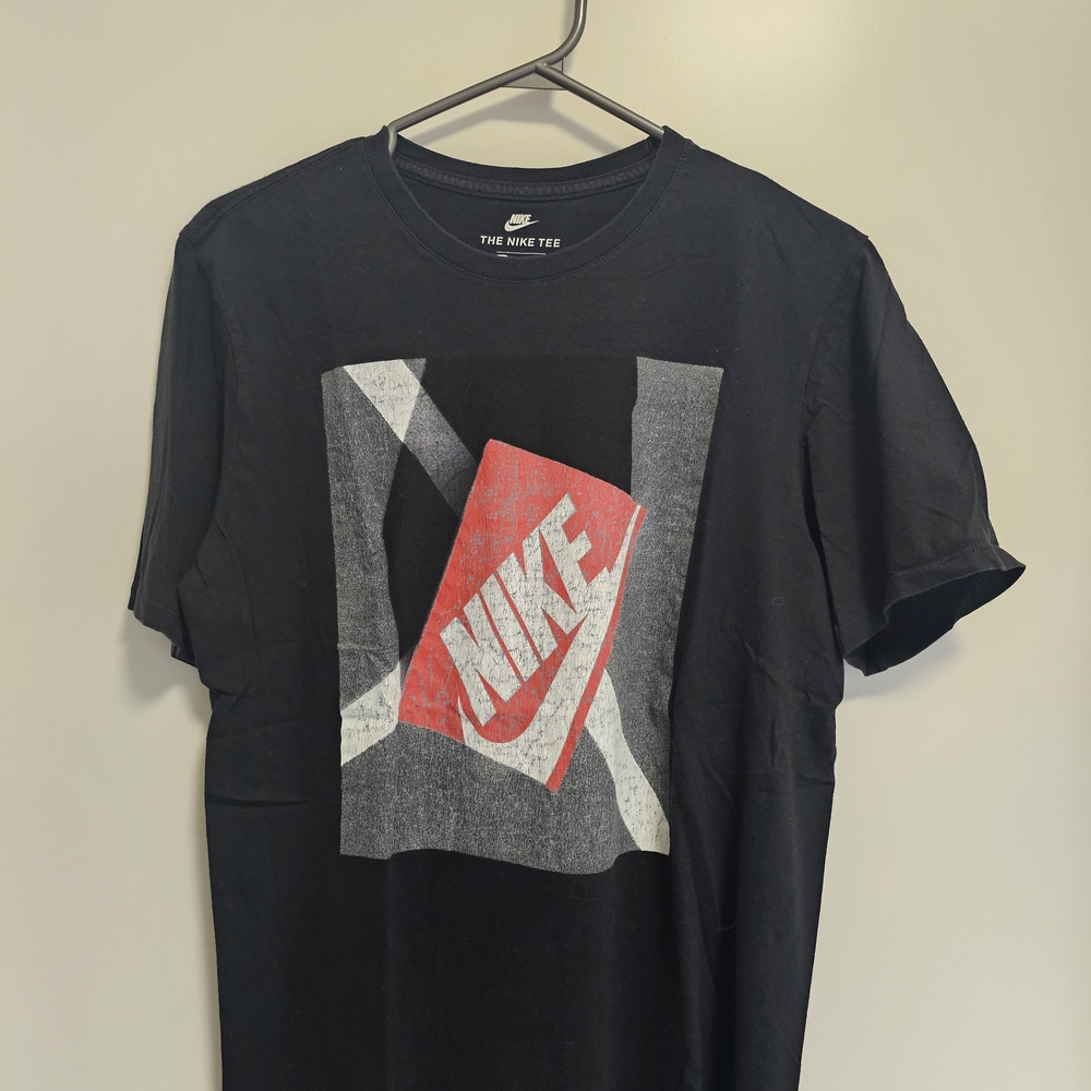 Nike Men's Black and Red Graphic Tee
